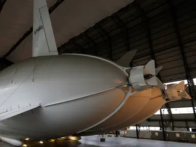 Gambar dari The Airlander 10 saat peluncuran media di Cardington Airfield, Bedfordshire, Senin (21/3). Pesawat yang di produksi oleh perusahaan Inggris, Hybrid Air Vihicles (HAV), ini diklaim menjadi pesawat terbesar di dunia. (ADRIAN DENNIS/AFP)