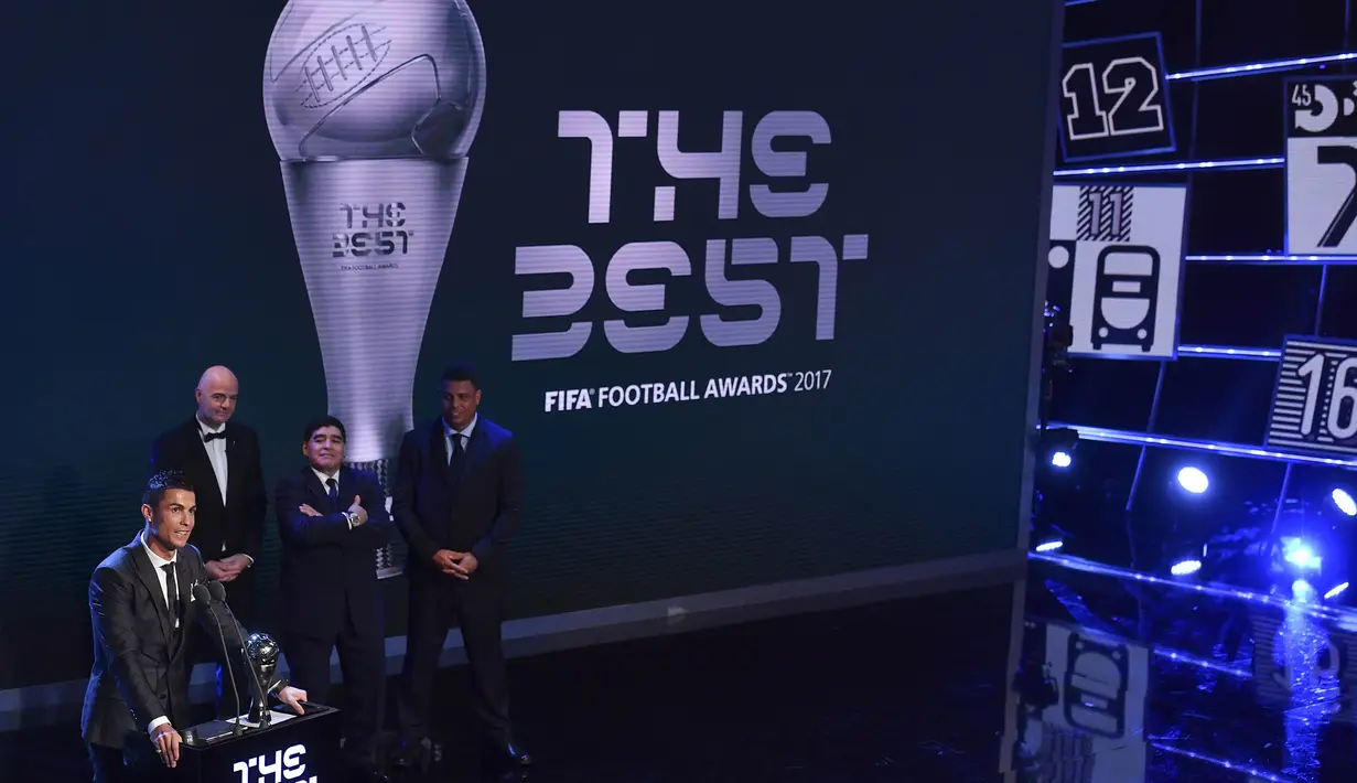 Bintang Real Madrid, Cristiano Ronaldo,memberi sambutan saat menerima trofi pemain terbaik FIFA 2017 di London, Senin (23/10/2017) Ronaldo berhasil mengalahkan Lionel Messi dan Neymar yang juga menjadi nominasi. (AFP/Ben Stansall)