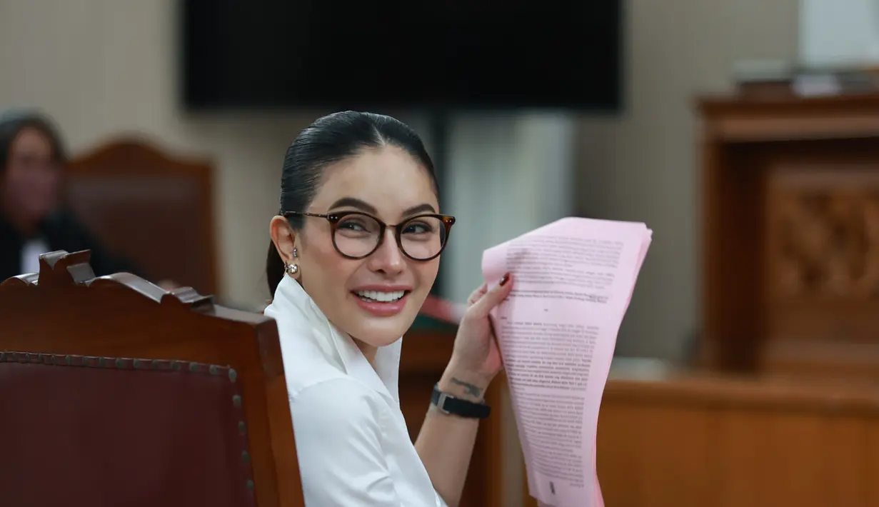 Artis Nikita Mirzani saat menjalani sidang perdana terkait kasus dugaan pemerasan dan pengancaman kepada pemilik sekaligus pengusaha produk perawatan kulit atau skincare dokter Reza Gladys di Pengadilan Negeri Jakarta Selatan, Selasa (24/6/2025). (Kapanlagi.com/Budy Santoso)