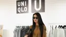 Walaupun baju atasan dipakai di bagian dalam saat memilih teknik layering, tetapi bisa juga menjadi stand out dengan cara memilih atasan dengan warna yang kontras seperti cokelat atau warna terang lainnya, kemudian dipadankan dengan luaran serta bawahan berwarna pastel senada.  [UNIQLO]