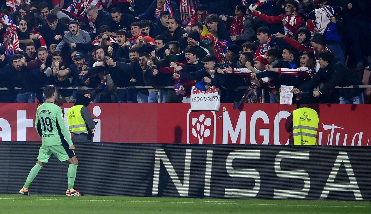 Striker Atletico Madrid, Alvaro Morata merayakan gol ketiganya ke gawang Girona di depan para pendukung pada laga pekan ke-19 Liga Spanyol 2023/2024 di Montilivi Stadium, Girona, Kamis (4/1/2024) dini hari WIB. (AFP/Pau Barrena)