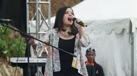 Duta lingkungan hidup Tasya Kamila membawakan lagu dalam acara penanaman pohon di Cimenyan, Kabupaten Bandung. (Liputan6.com/Huyogo Simbolon)