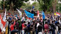 Aksi unjuk rasa ribuan buruh dalam lanjutan menolak UU Omnibus Law Cipta Kerja, digelar di depan Gedung Sate, Kota Bandung, Kamis (8/10/2020). (Liputan6.com/ Huyogo Simbolon)
