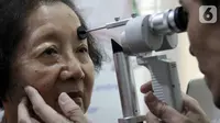 Pasien sedang memeriksa katarak di Jakarta, Kamis (12/12/2019). Pemeriksaan dilakukan untuk mencegah mengeruhnya lensa mata, sehingga membuat penglihatan pasien kabur. (Liputan6.com/HO/Deni)