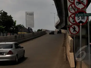 Pengendara melintas di Jalan Mayjen TNI Prof. Dr. Moestopo melewati Jalan Layang Non Tol (JLNT), Jakarta, Rabu (4/2/2015). Pemprov DKI berencana menerapkan sistem berbayar untuk mobil saat melalui JLNT tersebut.(Liputan6.com/Johan Tallo)