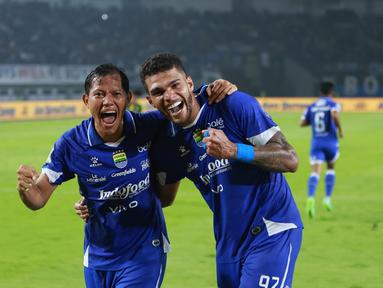Pemain Persib Bandung, Berguinho (kanan) merayakan golnya bersama Adam Alis pada laga pekan ke-18 BRI Super League 2025/2026 melawan PSBS Biak di Stadion GBLA, Kota Bandung, Minggu (25/1/2026) malam. (Bola.com/Erwin Snaz)