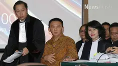  Wajah Basuki Tjahaja Purnama atau Ahok memerah saat membacakan keberatan atas keterangan saksi pelapor, Muhammad Asroi Saputra. Dengan nada tinggi Ahok menegaskan keberatan disebut kafir oleh Asroi.