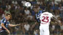 Pemain Atalanta Duvan Zapata dan Mario Pasalic berebut bola dengan bek AC Milan Fikayo Tomori pada laga pekan kedua Serie A 2022/2023 di Stadion Atleti Azzurri d'Italia, Senin (22/8/2022) dini hari WIB. AC Milan hanya mampu bermain imbang 1-1 di kandang Atalanta. (Spada/LaPresse via AP)
