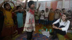 Ratu Yordania Rania menyaksikan anak-anak Rohingya menari di sekolah sementara di kamp pengungsi Kutupalong, Ukhia (23/10). (AFP Photo/Tauseef Mustafa)