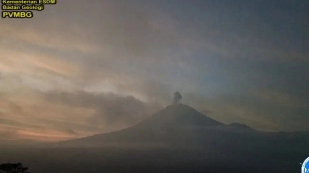 Gunung Semeru kembali erupsi dengan tinggi letusan mencapai 900 meter (Istimewa)