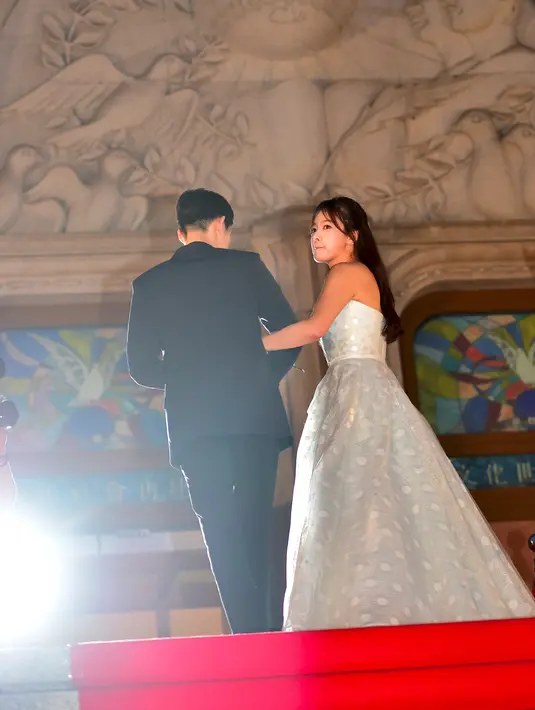 Kemesraan Song Joong Ki dan Song Hye Kyo di karpet merah ajang penghargaanThe 52nd Baeksang Art Awards di Seoul, 3 Juni 2016. Melalui agensi masing-masing, Song-Song Couple mengumumkan pernikahan mereka pada 31 Oktober 2017. (JUNG YEON-JE/AFP)