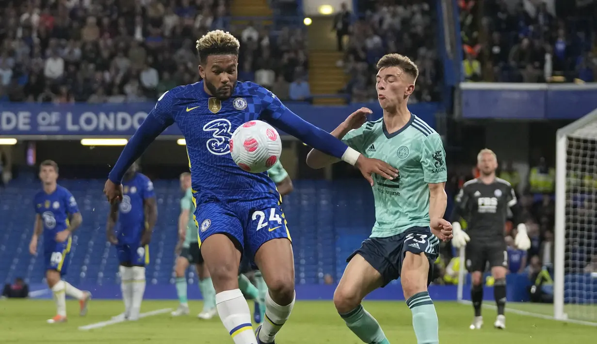 Bek Chelsea, Reece James berebut bola dengan bek Leicester City Luke Thomas pada laga tunda pekan ke-27 Liga Inggris 2021-2022 di Stadion Stamford Bridge, Jumat (20/5/2022) dini hari WIB. Chelsea harus puas bermain imbang 1-1 ketika menjamu Leicester City. (AP Photo/Frank Augstein)