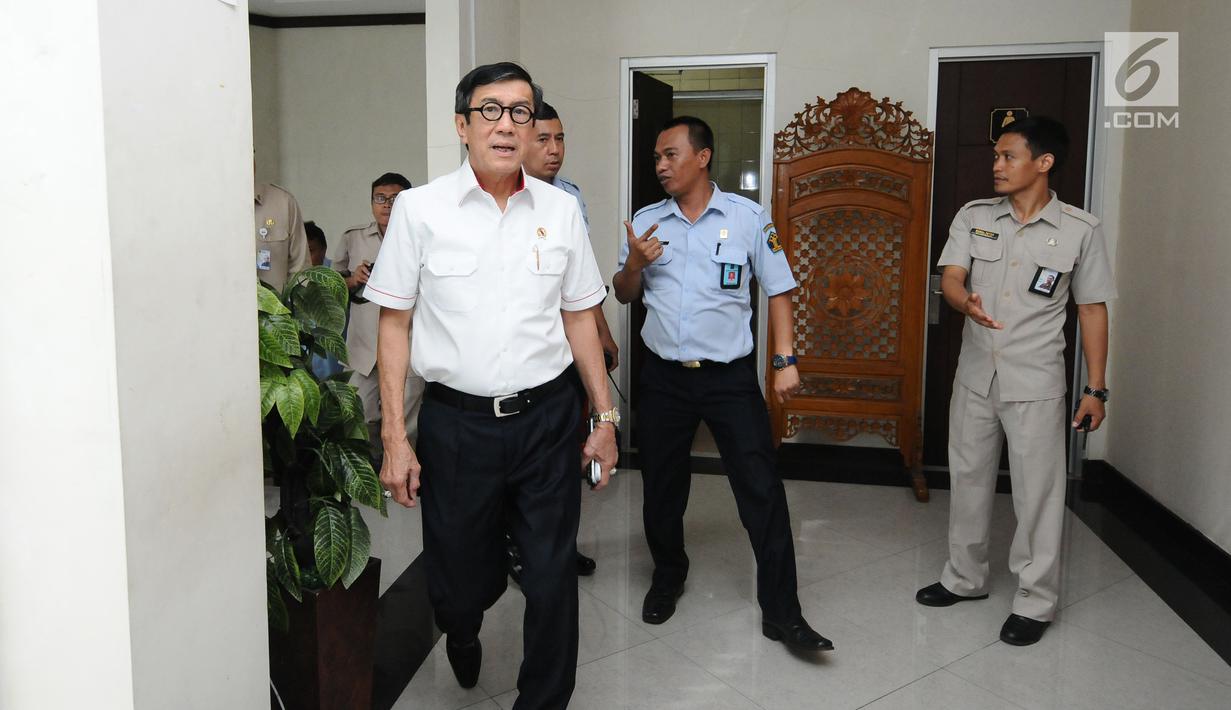 Menkumham Yasonna H Laoly (kiri) meninjau lokasi tes seleksi CPNS Kemenkumham di gedung BKN, Jakarta, Senin (11/9). Pada 2017, tercatat 1.116.138 pelamar CPNS mendaftar di lingkungan Kemenkumham. (Liputan6.com/Helmi Fithriansyah)