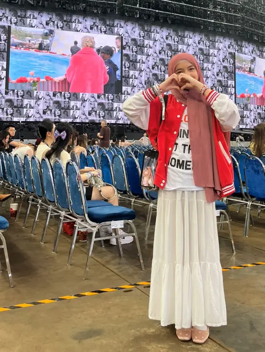 Abg berusia 11 tahun ini tampil dengan shoes ballet warna pink dengan aksen pearl. Ia mengenakan tas transparan dengan strap hitam. [@siennn.kasya]