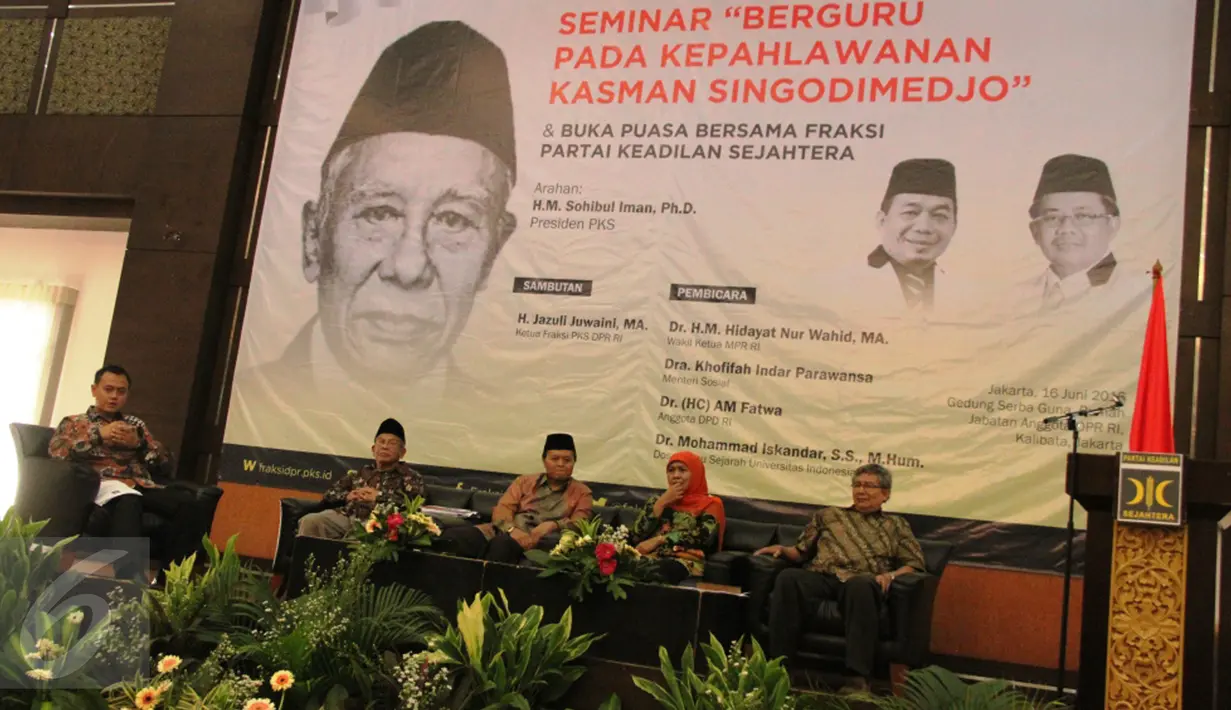 Wakil Ketua MPR RI Hidayat Nur Wahid (tengah) dan Mensos Khofifah Indar Parawansa menjadi pembicara dalam seminar "Berguru kepada Kepahlawanan Kasman Singodimedjo" bersama Fraksi PKS di kawasan Kalibata, Jakarta, Kamis (16/6). (Liputan6.com/Fery Pradolo)