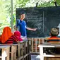 Anak-anak di Kampong Cham, Kamboja saat mengikuti pelajaran agama Islam.