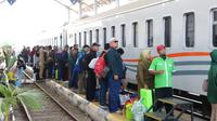 Para penumpang KAI Daop 9 Jember  bersiap naik ke dalam Kereta Api di Stasiun Jember (Istimewa)