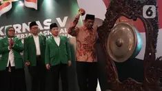 Menko Polhukam Mahfud Md didampingi Plt Ketua Umum PPP Suharso Monoarfa memukul gong untuk membuka Musyawarah Kerja Nasional (Mukernas) ke V PPP di Jakarta, Sabtu (14/12/2019). Salah satu agenda yang akan dibahas dalam acara ini adalah pelaksanaan Muktamar PPP. (Liputan6.com/Angga Yuniar)