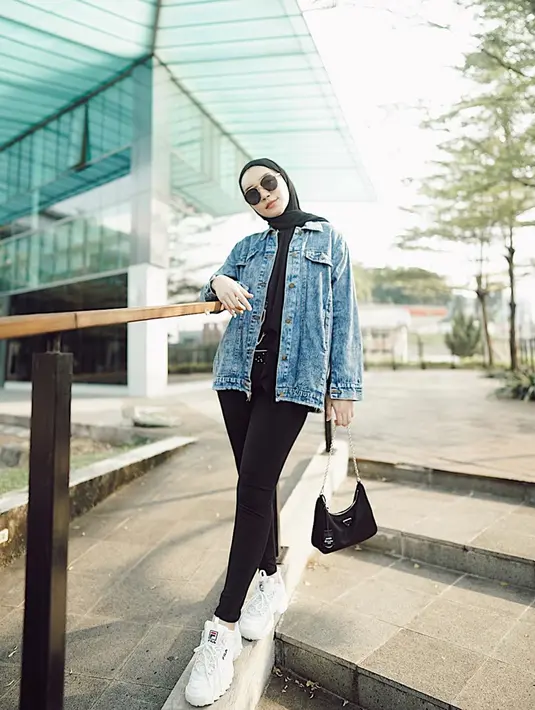 Bintang sinetron dan FTV ini tampil simpel dengan jaket denim.Tak lupa akesoris kacamata hitam membuat gaya pemilik nama lengkap Melody Prima Ananda Divia ini semakin modis. Meski simpel, gayanya terlihat modis. (Liputan6.com/IG/@melodyprima)