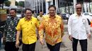 Ketua Umum Partai Golkar Airlangga Hartarto (dua kanan) bersama sejumlah musisi dalam diskusi panel di Kantor DPP Partai Golkar, Jakarta, Kamis (22/2). Acara ini sebagai perhatian Golkar terhadap para seniman dan penyanyi. (Liputan6.com/JohanTallo)