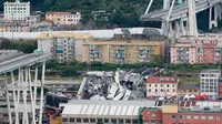 Sebuah truk berada di atas jembatan Morandi, dekat dengan bagian jalan layang yang runtuh, di Genoa, italia, Selasa (14/8). Jembatan ini memiliki tinggi 50 meter, termasuk menara penyangga, runtuh ketika 35 kendaraan berada di jembatan (AP/Antonio Calanni