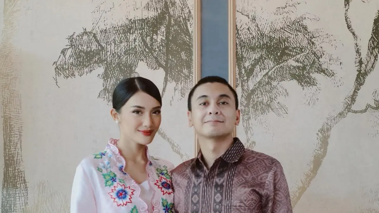 6 Potret Outfit Raditya Dika dan Anissa Aziza di Lamaran Sang Adik Edgar Nasution