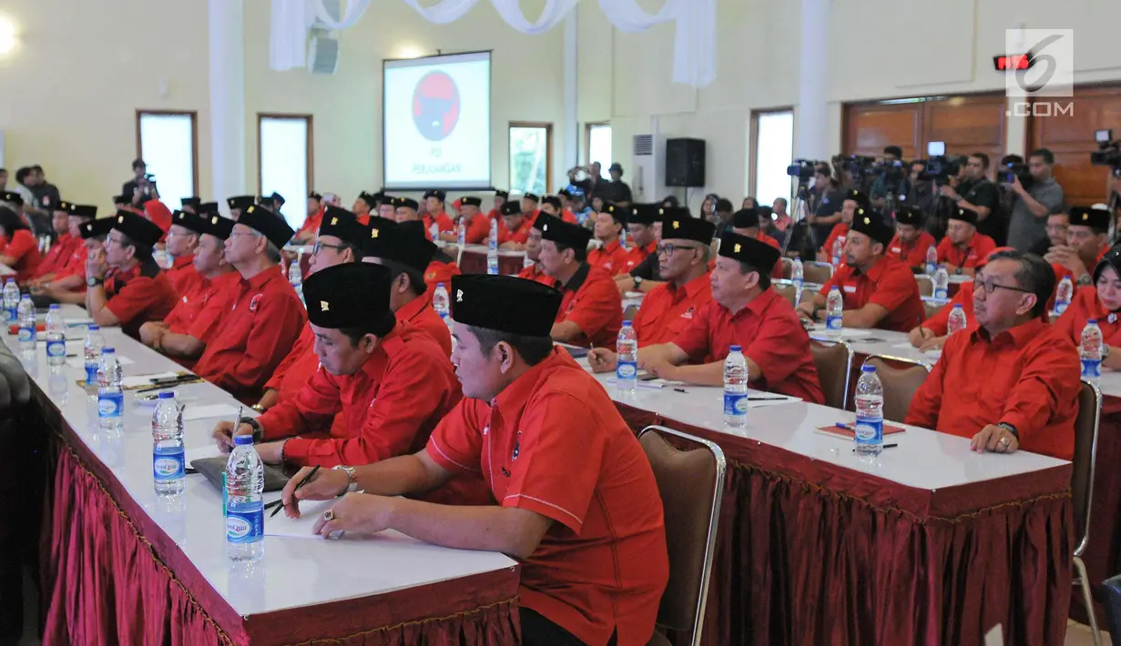 Suasana Sekolah partai angkatan ke-6 PDIP di Wisma Kinasih, Depok, Minggu (28/1/18). Sebanyak 88 bakal calon Kepala Daerah dan Wakil Kepala Daerah yang diusung PDI Perjuangan mengikuti sekolah tersebut. (Liputan6.com/Herman Zakharia)