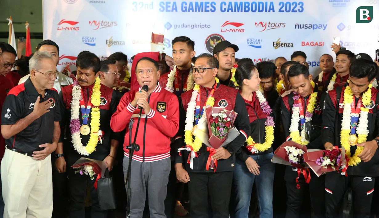 Waketum PSSI, Zainudin Amali memberikan kata sambutan saat menerima kedatangan skuad Timnas Indonesia U-22 di Terminal 3 Kedatangan Bandara Soekarno Hatta, Cengkareng, Kamis (18/5/2023) malam WIB setelah berhasil meraih medali emas cabor sepak bola SEA Games 2023. (Bola.com/Bagaskara Lazuardi)