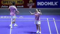 Pebulu tangkis ganda campuran Indonesia, Felisha Alberta Pasaribu/Jafar Hidayatullah merayakan kemenangan atas pasangan Malaysia, Wong Tien Ci/Lim Chiew Sien dalam laga 32 besar Indonesia Open 2025 di Istora Senayan, Jakarta, Selasa (03/06/2025). (Bola.com/Bagaskara Lazuardi)