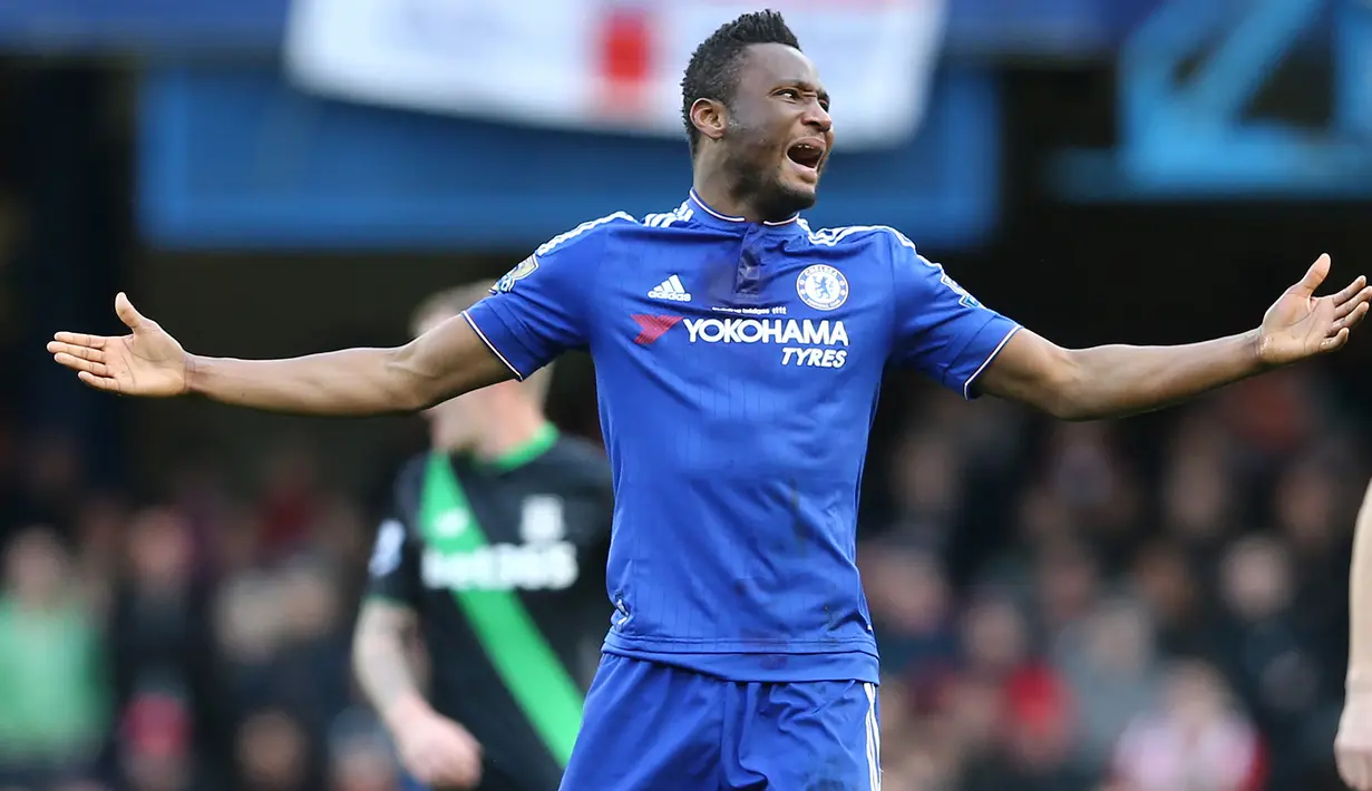 <p>Reaksi kecewa gelandang Chelsea, John Obi Mikel saat menghadapi Stoke City pada laga Liga Inggris 2015/2016 di Stamford Bridge, London (5/3/2016). John Obi Mikel yang didatangkan Chelsea dari FC Lyn pada awal musim 2006/2007 dengan nilai transfer 20 juta euro, akhirnya dilepas gratis ke TJ Teda di Liga Super China pada tengah musim 2016/2017. Selama 10,5 musim membela The Blues ia total bermain dalam 372 laga di semua ajang dengan torehan 6 gol dan 13 assist. (AFP/Justin Tallis)</p>