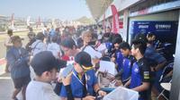 Suasana pit walk di garasi Yamaha Racing Indonesia di sela ARRC 2023 di Sirkuit Mandalika, NTB, Minggu (13/8/2023). (Bola.com/Hery Kurniawan)