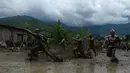 Para petani berlumur lumpur saat bermain pada Hari Padi Nasional di sawah Desa Tokha, Kathmandu, Nepal, Senin (29/6/2020). Para petani di Nepal merayakan Hari Padi Nasional sebagai musim tanam padi tahunan dimulai. (PRAKASH MATHEMA/AFP)