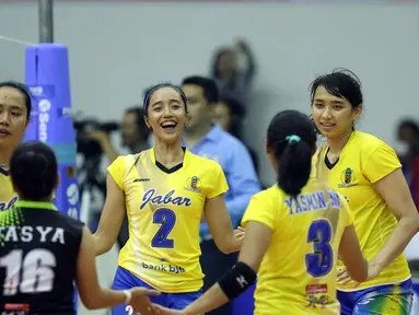 Pevoli putri Jawa Barat bersorak usai unggul atas Kalimantan Timur di fase grup Y PON XIX Jabar di Gelora Sabilulungan Si Jalak Harupat, Kab Bandung, Rabu (21/9). Tim Jabar unggul tiga set (25-14, 25-16, 25-10). (Liputan6.com/Helmi Fithriansyah)