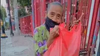 Nenek Penjual Mi Goreng Dagangannya Diborong, Warganet Ikut Terharu. foto: TikTok @ ariemadione