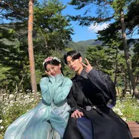 Mengenakan hanbok, pakaian adat Korea, Lee Jae Wook berpose bersebelahan dengan Go Yoon Jung. Keduanya tampak manis, Lee Jae Wook dengan hanbok hitam, sedangkan Go Yoon Jung memilih hanbok bernuansa biru laut dengan hiasan kepala dari bunga. Foto: Instagram.