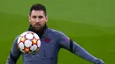 Pemain Paris Saint-Germain Lionel Messi mengontrol bola saat sesi latihan di Stadion Bernabeu, Madrid, Spanyol, 8 Maret 2022. Paris Saint-Germain akan menghadapi Real Madrid pada pertandingan sepak bola Liga Champions. (AP Photo/Manu Fernandez)