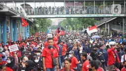 Suasana Jalan Salemba Raya yang dipadati pengunjuk rasa di Jakarta, Kamis (8/10/2020). Banyaknya jumlah pengunjuk rasa yang berjalan menuju Istana Negara menyebabkan Jalan Salemba Raya dari arah Matraman tertutup dan tidak bisa dilalui kendaraan. (Liputan6.com/Immanuel Antonius)