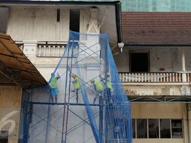 Beberapa pekerja melakukan tahapan renovasi bangunan eks rumah Raden Saleh di kawasan Cikini, Jakarta, Selasa (26/4/2016). Bangunan ini merupakan satu dari dua karya arsitektur pelopor seni modern Indonesia, Raden Saleh. (Liputan6.com/Helmi Fithriansyah)