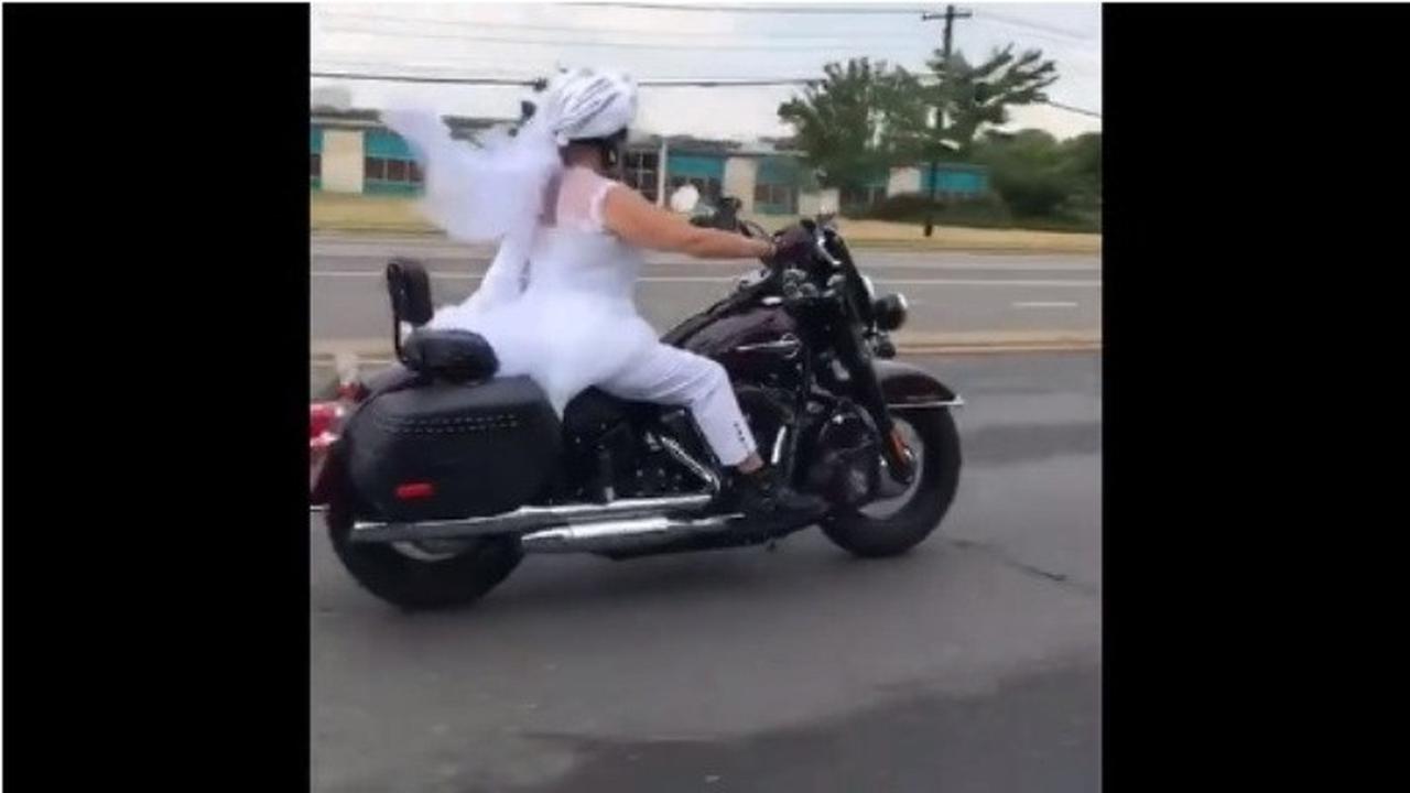 pengantin wanita kendarai Harley (foto: newsflare)