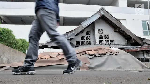 Rumah Usang di Halaman Apartemen Thamrin
