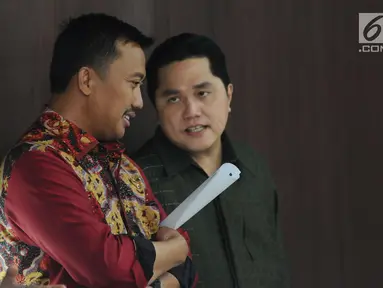 Menpora Imam Nahrawi (kedua kanan) berbincang dengan Ketua KOI, Erick Thohir jelang rapat evaluasi SEA Games 2017 dan progres persiapan Asian Games 2018 di Jakarta, Senin (2/10). Rapat dipimpin Menko PMK Puan Maharani. (Liputan6.com/Helmi Fithriansyah)