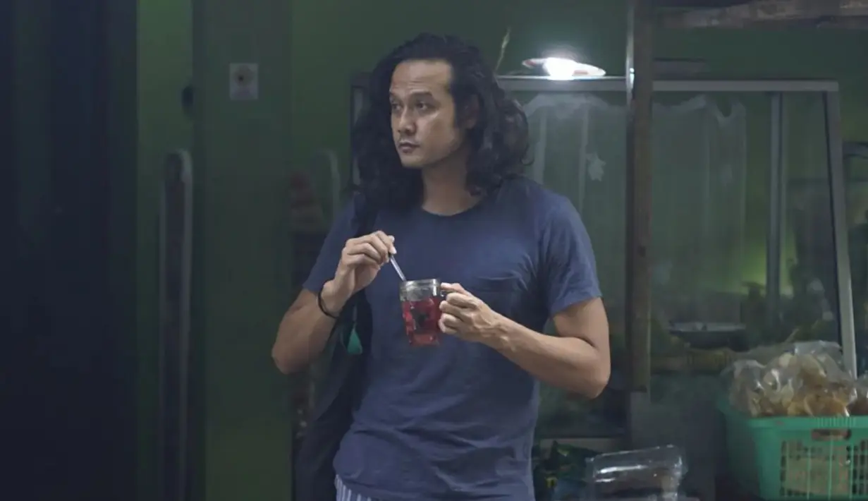 Kerap mempertahankan rambut panjangnya, pria kelahiran Surabaya tanggal 30 Maret 1980 ini semakin cocok tampil dengan gaya rambut gondrong. Dwi Sasono tampak manly apalagi saat rambutnya digerai. Berpose dengan memegang segelas teh hangat, membuat pesonanya sebagai hot daddy kian terpancar. (Liputan6.com/IG/@dwisasono)