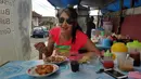 Tamara Bleszynski saat makan di warteg di Bali. Bahkan, ia terlihat beberapa kali membagikan foto saat makan masakan tegal. (Instagram/@tamarableszynskiofficial)