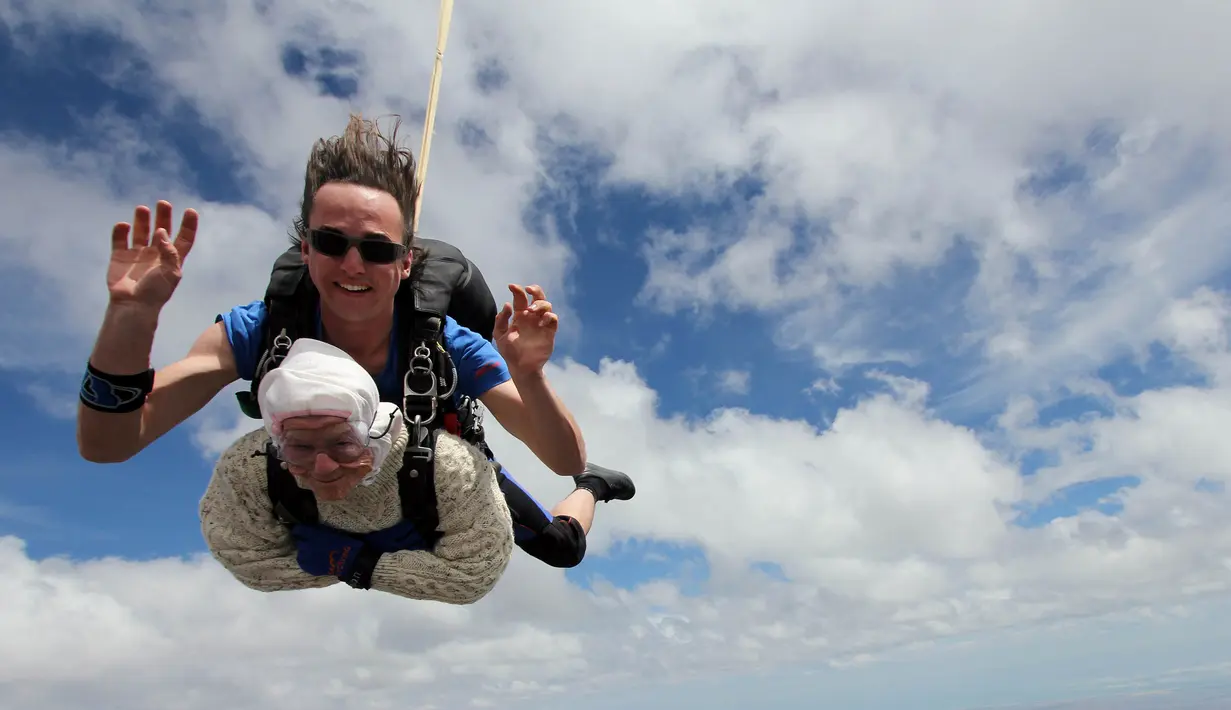 Nenek buyut, Irene O’Shea terjun payung di langit Australia Selatan, 9 Desember 2018. Nenek 102 tahun itu diyakini sebagai penerjun payung tertua di dunia setelah terjun dari ketinggian 4.300 meter. (Bryce SELLICK, Matt TEAGER/SA Skydiving/AFP)
