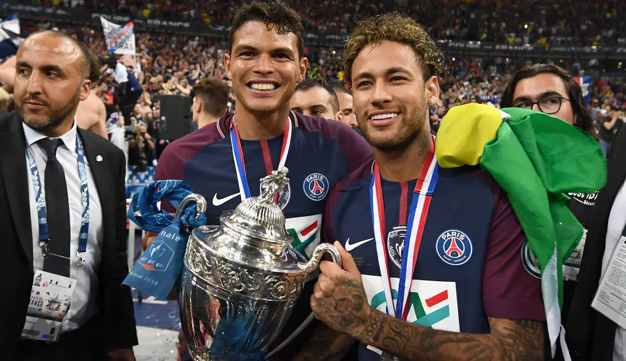 Neymar (kanan) bersama rekannya Thiago Silva (tengah) merayakan keberhasilan PSG meraih trofi Piala Prancis 2018 di Stade de France, Saint-Denis (8/5/2018). PSG menang setelah kalahkan Les Herbiers 2-0. (AFP/Frank Fife)