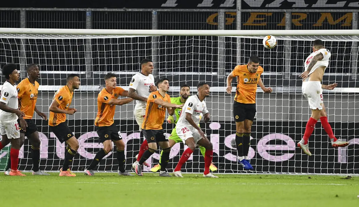 Pemain Sevilla, Lucas Ocampos, mencetak gol ke gawang Wolverhampton Wanderers pada perempat final Liga Europa, Selasa (11/8/2020). Sevilla menang dengan skor 1-0. (Friedemann Vogel, Pool Photo via AP)
