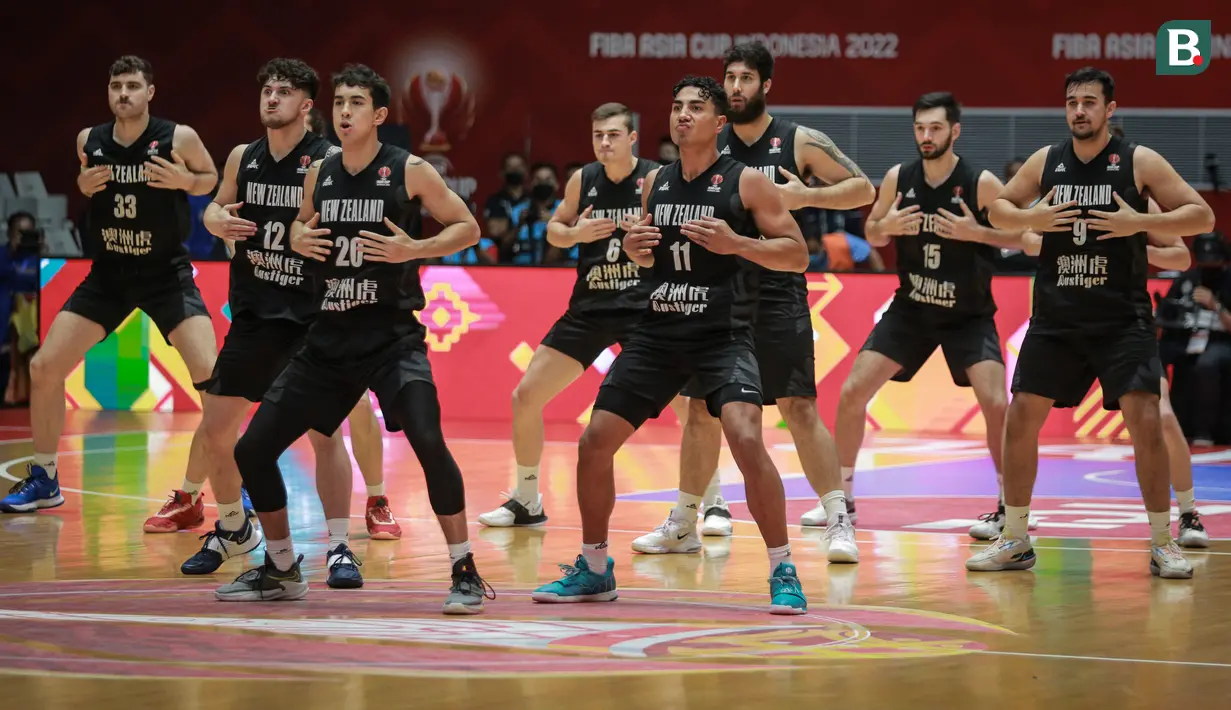 Selandia Baru menjadi peserta terakhir yang lolos ke semifinal usai menghentikan perlawanan sengit Korea Selatan dengan skor 88-78 pada Kamis (21/07/2022). Kedua tim tampil cukup berimbang sepanjang pertandingan. Namun, laju Selandia Baru di kuarter keemapt jadi pembeda terbesar. Poin terbanyak dicetak oleh Flynn Cameron (11) yang mencetak 22 poin, 9 rebound, dan 8 asis. (Bola.com/Bagaskara Lazuardi)