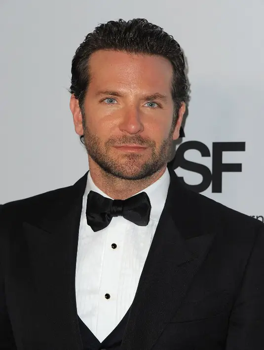 Berbeda dengan pasangan selebriti lainnya, Irina dan Bradley malah merahasiakan kelahiran anak mereka. Dua minggu pasca anak itu lahir, publik baru mengetahuinya beserta dengan nama dan jenis kelaminnya. (AFP/Bintang.com)