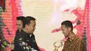 Menpora Imam Nahrawi memberikan piala kepada Nofi Bayu Darmawan dalam Kategori Inovasi saat ajang Liputan6 Awards 2018 di SCTV Tower, Jakarta, Minggu (20/5). (Liputan6.com/Herman Zakharia)