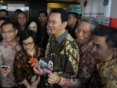 Gubernur DKI Jakarta Basuki Tjahaja Purnama (ketiga kiri), menunjukan E-money dalam Launching E-money Terminal Parkir Elektronik di Jalan Sabang, Jakarta (29/1/2015). Sebanyak enam bank terlibat dalam sistem pembayaran ini. (Liputan6.com/Andrian M Tunay)